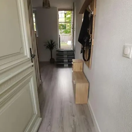 Petite Maison Au Pied De La Cite